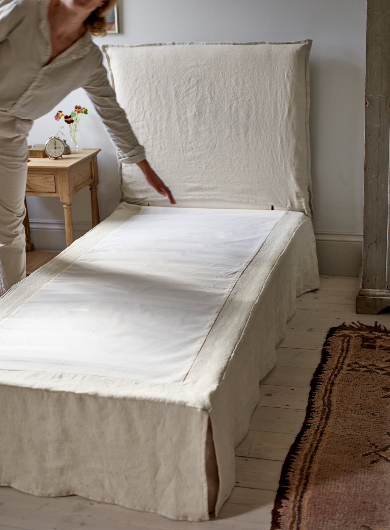 Mila Bed, Plaster Pink Linen