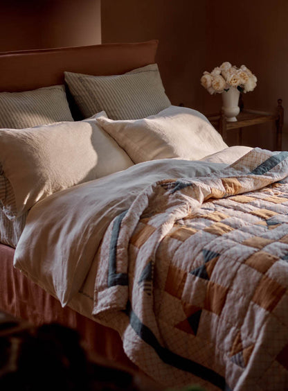 Mila Bed, Plaster Pink Linen